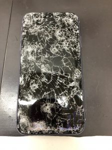 車に轢かれてしまったiphone11は直るの 今治市波方町より Iphone修理 愛媛 スマートクール イオンモール今治新都市店