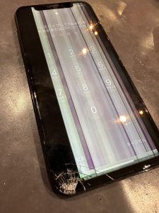 画面に縦線が出てきてしまった iPhoneXS画面交換修理
